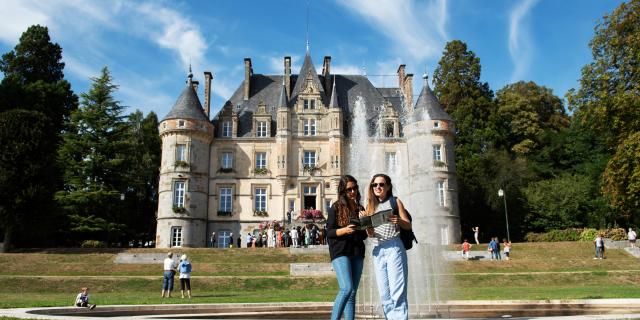 jeunes-femmes-touristes-chateau-bagnoles-orne-3