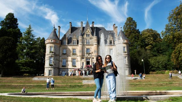 jeunes-femmes-touristes-chateau-bagnoles-orne-3