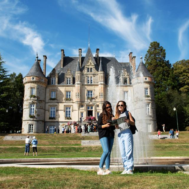 jeunes-femmes-touristes-chateau-bagnoles-orne-3