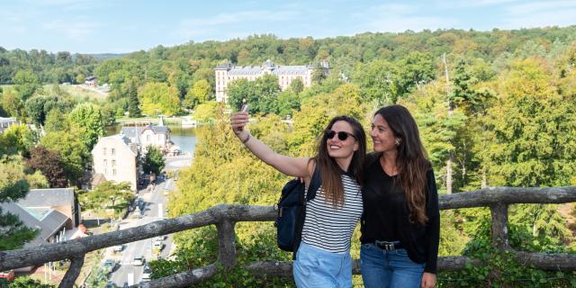 jeunes-femmes-touristes-roc-chien-bagnoles-orne-2