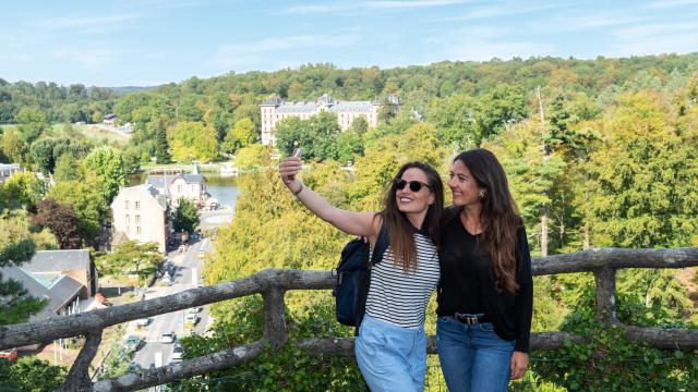 jeunes-femmes-touristes-roc-chien-bagnoles-orne-2