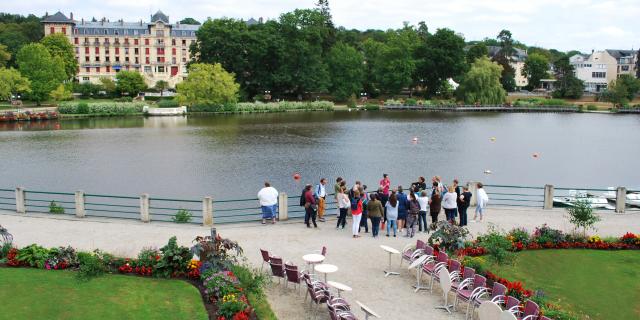 Touristes-visite-lac-bagnoles-orne-grand-hotel-5