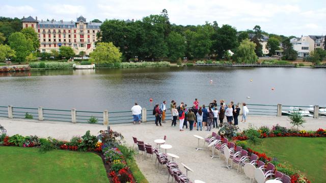 Touristes-visite-lac-bagnoles-orne-grand-hotel-5