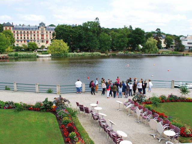 Touristes-visite-lac-bagnoles-orne-grand-hotel-5