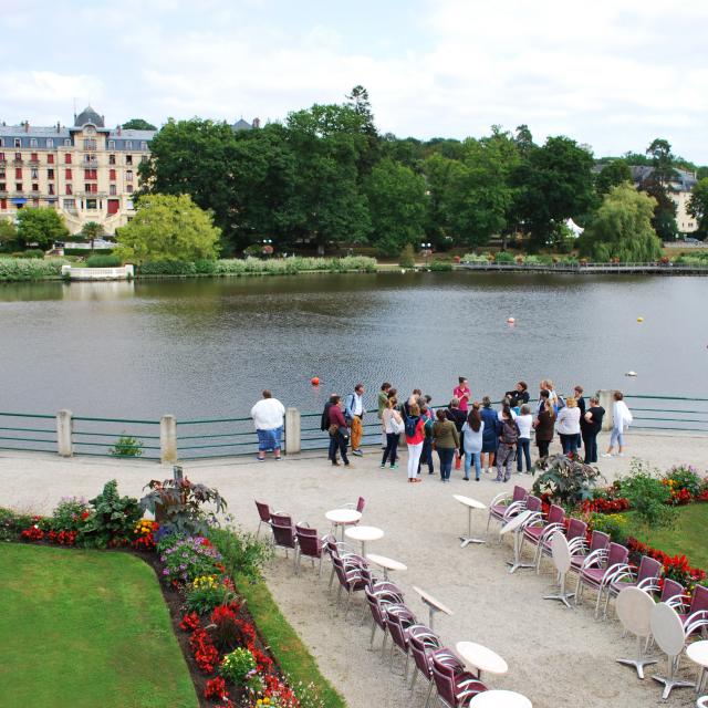 Touristes-visite-lac-bagnoles-orne-grand-hotel-5