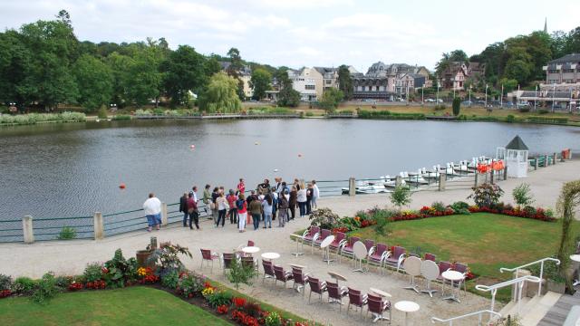 Touristes-visite-lac-bagnoles-orne-grand-hotel-6