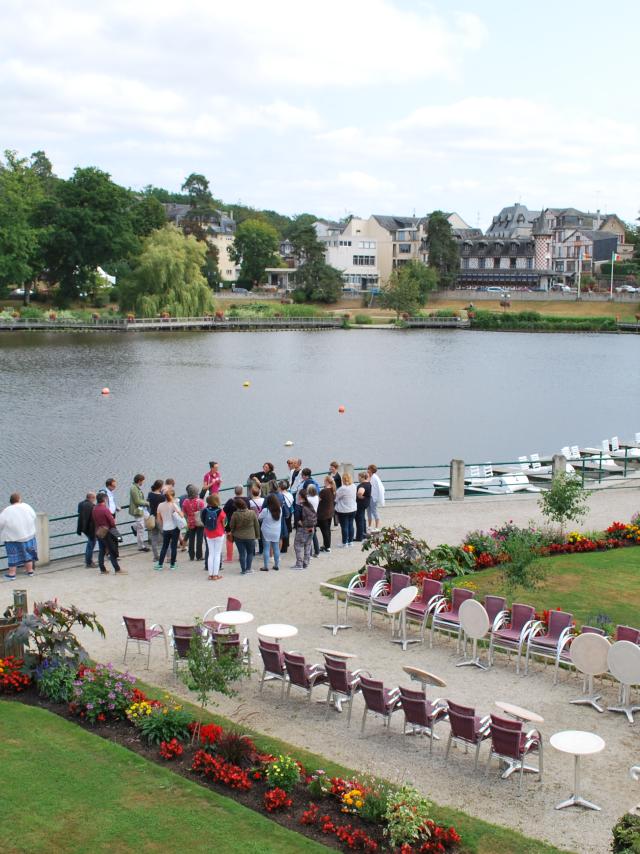 Touristes-visite-lac-bagnoles-orne-grand-hotel-6