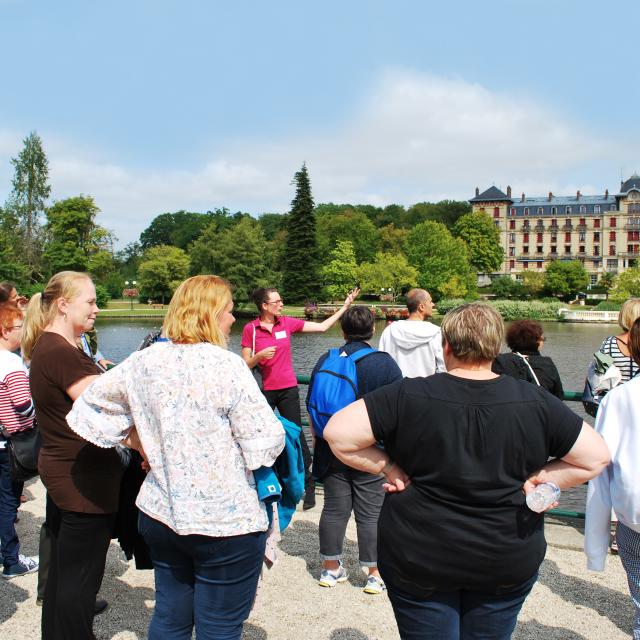 touristes-visite-lac-bagnoles-orne-grand-hotel-1