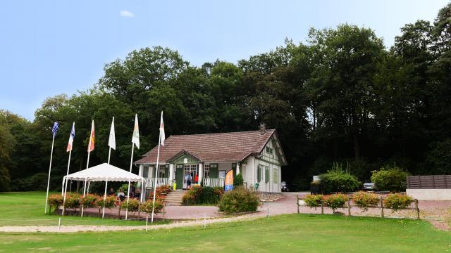 bagnoles-orne-golf-club-house-terrasse-2