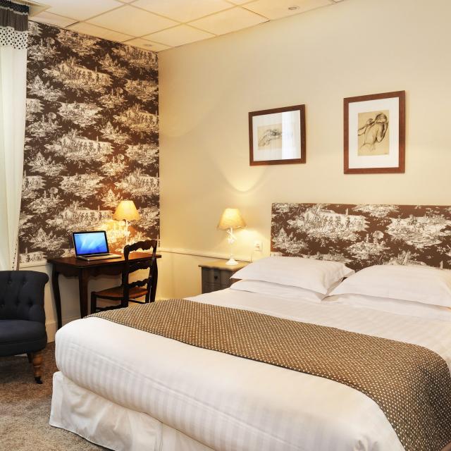 bagnoles-orne-hotel-roc-chien-chambre-scaled.jpg