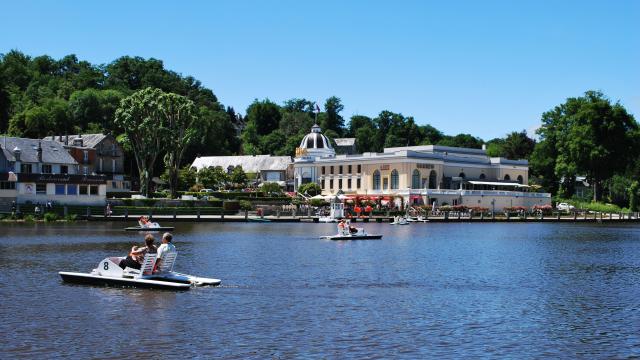 bagnoles-orne-lac-casino-pedalo-groupe