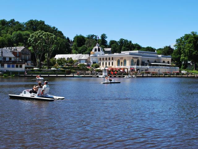 bagnoles-orne-lac-casino-pedalo-groupe