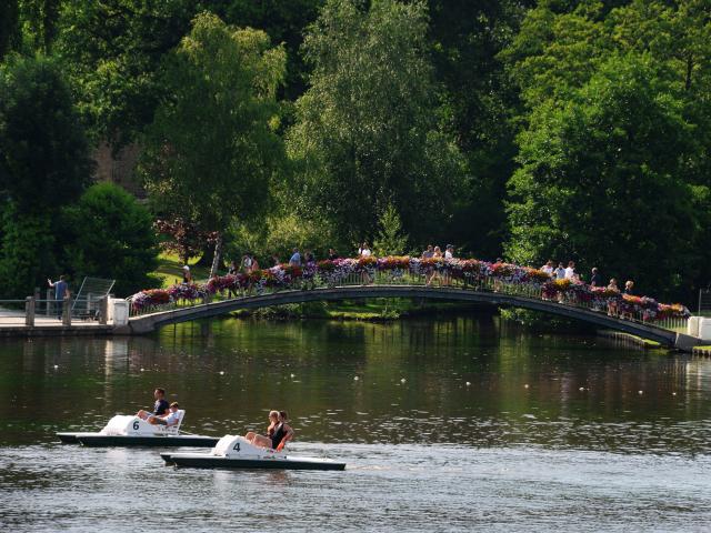 bagnoles-orne-lac-casino-pedalo-famille-5