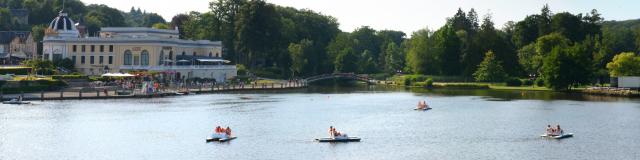 bagnoles-orne-lac-casino-pedalo-famille-6