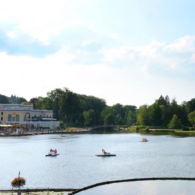 bagnoles-orne-lac-casino-pedalo-famille-6