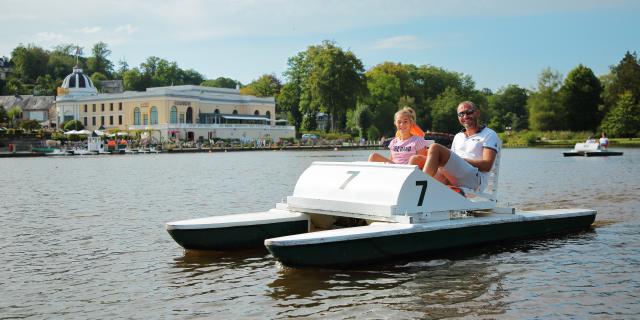 bagnoles-orne-lac-casino-pedalo-famille-2