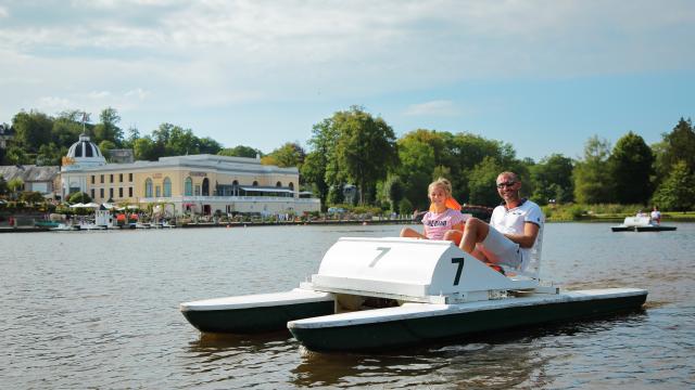 bagnoles-orne-lac-casino-pedalo-famille-2