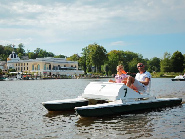 bagnoles-orne-lac-casino-pedalo-famille-2