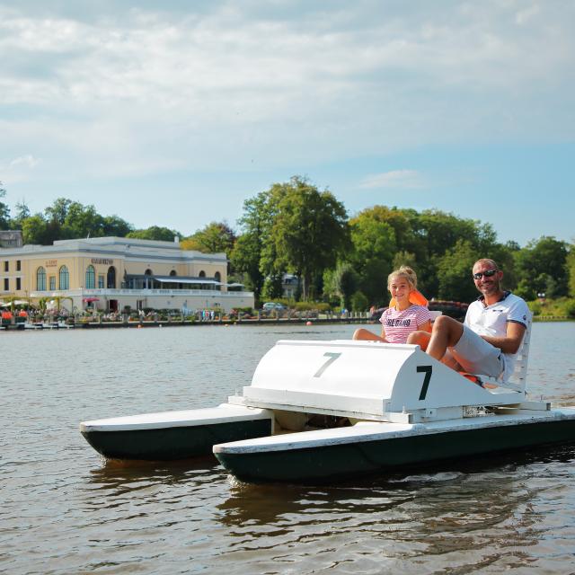 bagnoles-orne-lac-casino-pedalo-famille-2