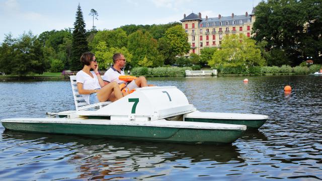 bagnoles-orne-lac-casino-pedalo-couple