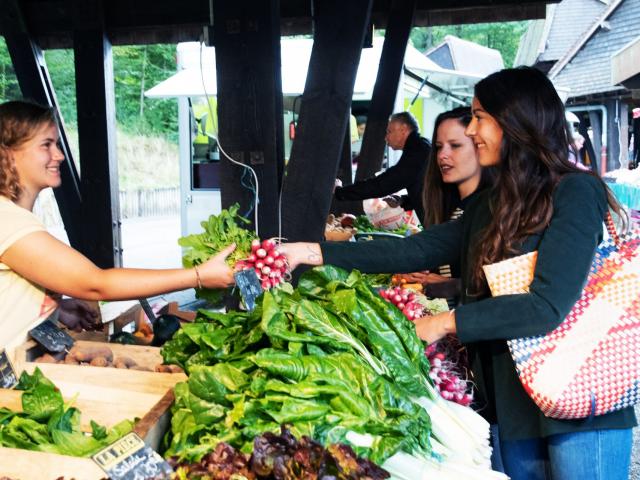 bagnoles-orne-marche-produits-locaux-halles-copines-2-scaled.jpg