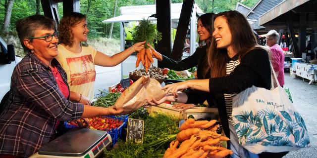 bagnoles-orne-marche-produits-locaux-halles-scaled.jpg