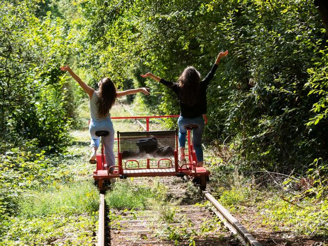 bagnoles-orne-velo-rail-activite-jeunes-femmes-1