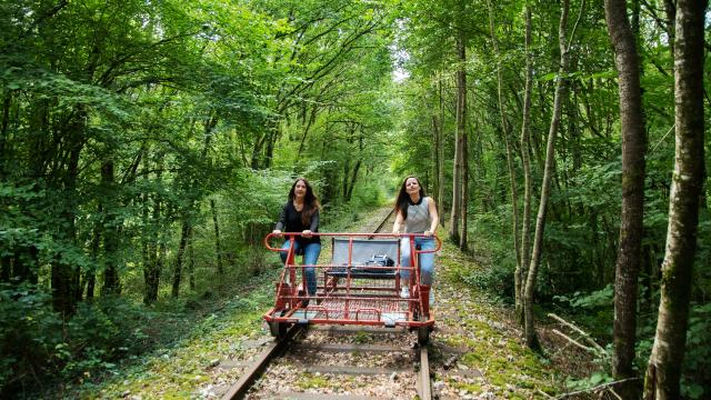 bagnoles-orne-velo-rail-activite-jeunes-femmes-2