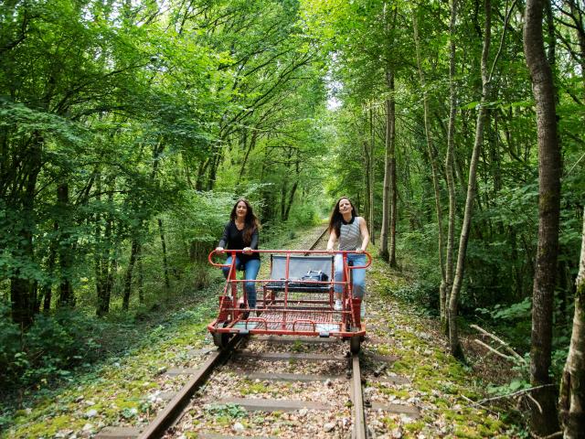 bagnoles-orne-velo-rail-activite-jeunes-femmes-2