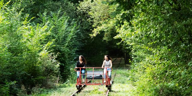 bagnoles-orne-velo-rail-activite-jeunes-femmes-3