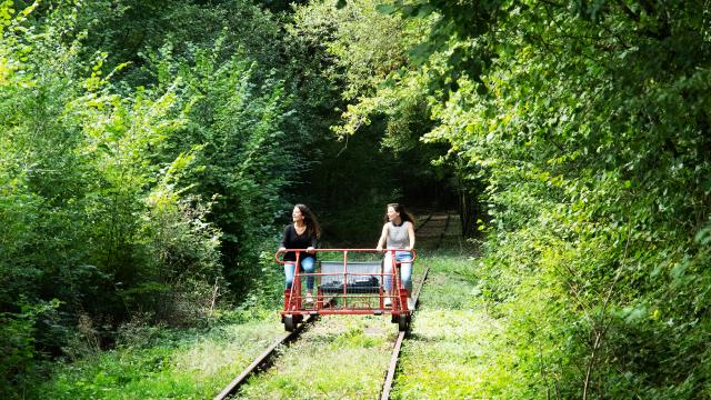 bagnoles-orne-velo-rail-activite-jeunes-femmes-3