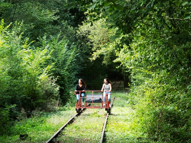 bagnoles-orne-velo-rail-activite-jeunes-femmes-3