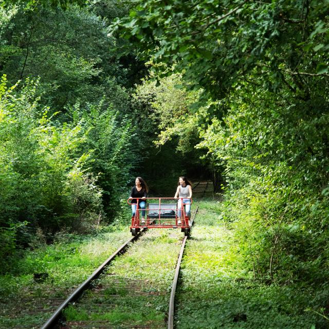 bagnoles-orne-velo-rail-activite-jeunes-femmes-3