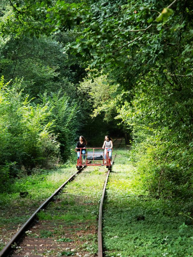 bagnoles-orne-velo-rail-activite-jeunes-femmes-3