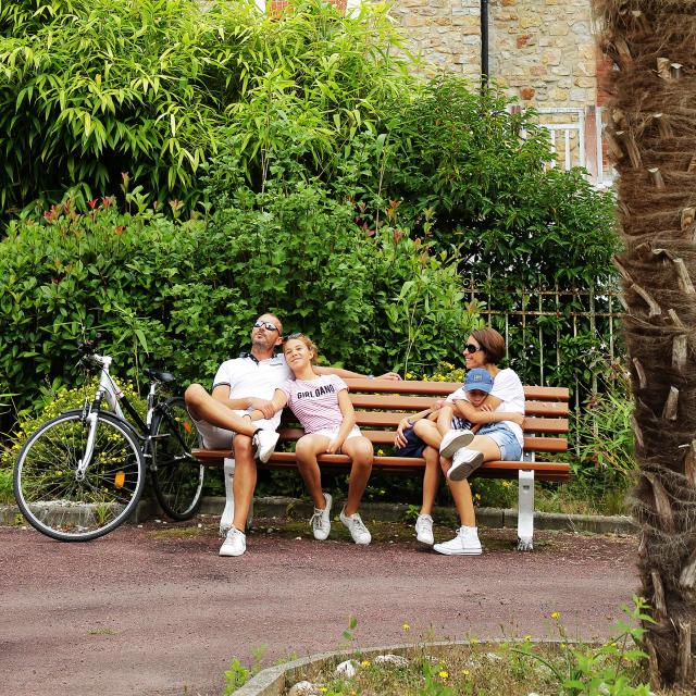 Bagnoles Orne Famille Velo Banc Explorateur Decouverte Sourire Repos Soleil 3