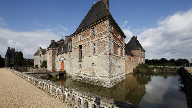 Château de Carrouges, vue d'ensemble de la façade d'entrée de l'aile nord-ouest et de la façade de l'aile sud-ouest