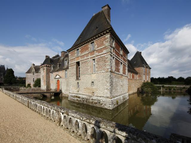 Château de Carrouges, vue d'ensemble de la façade d'entrée de l'aile nord-ouest et de la façade de l'aile sud-ouest