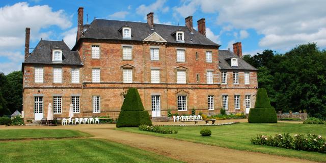 Couterne Chateau Facade Jardin Brique