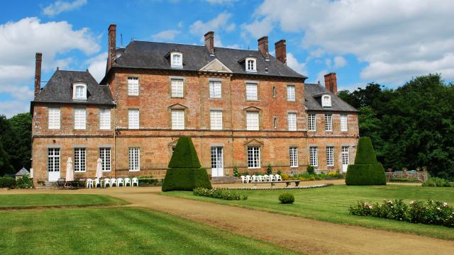 Couterne Chateau Facade Jardin Brique