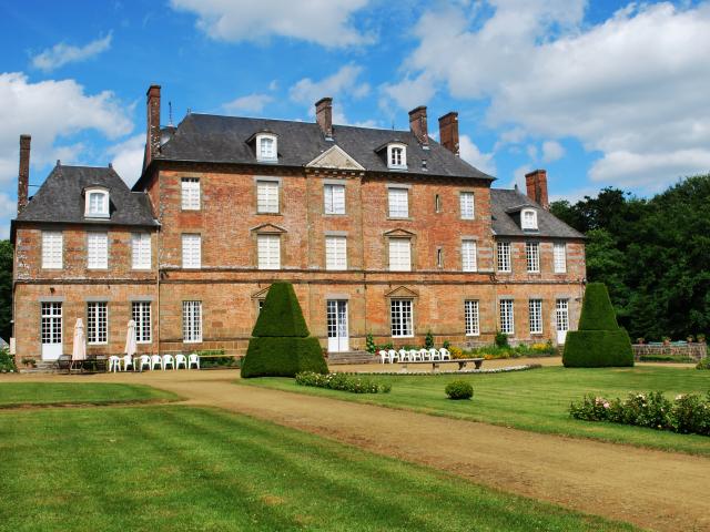 Couterne Chateau Facade Jardin Brique