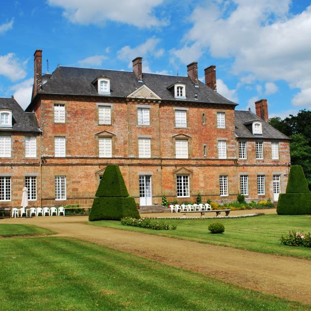 Couterne Chateau Facade Jardin Brique