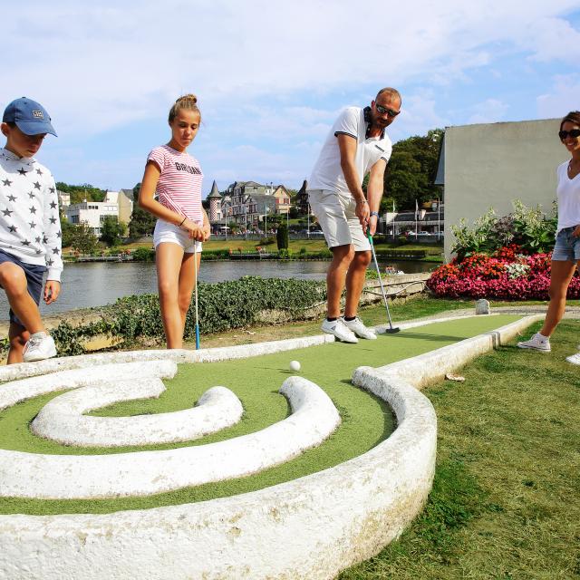 Bagnoles Orne Mini Golf Famille Jouer Casino Lac Enfant Adulte