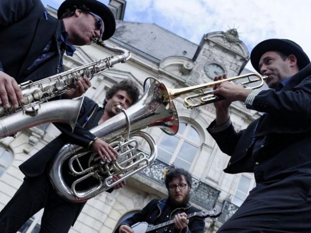 fanfare-gloups-spectacle-cledebagnoles-evenement-animation-bagnolesdelorne-bdo