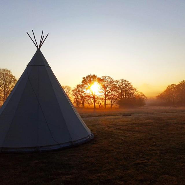 Bagnoles Orne Tipi Herbergement Insolite Gite Passee Couche Soleil Aurore