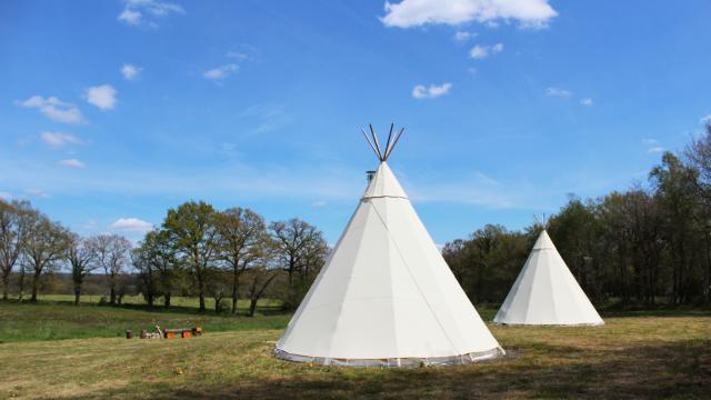 Bagnoles Orne Tipi Herbergement Insolite Gite Passee Exterieur Prairie Champ Ciel Bleu 2©bagnolestourisme