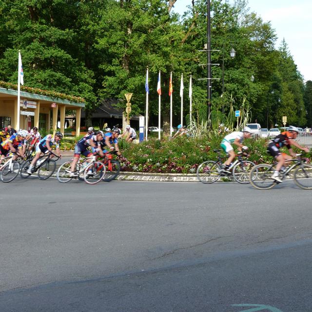 Bagnoles Orne Bebagnoles Course Cyclistes Velo Club Lafertemace Criterium Cyclistes Peloton Rond Pont Officedetourisme