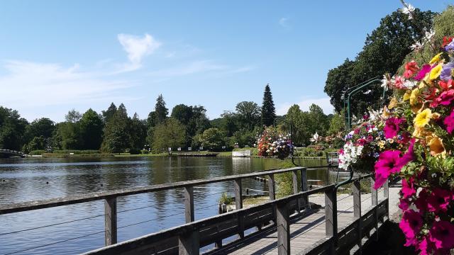 Bagnoles Orne Bebagnoles Jardins Lac Ponton Ciel Bleu Fleurs