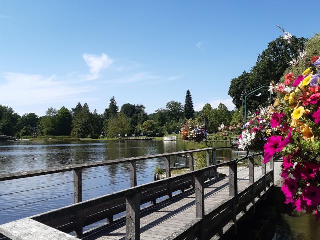 Bagnoles Orne Bebagnoles Jardins Lac Ponton Ciel Bleu Fleurs