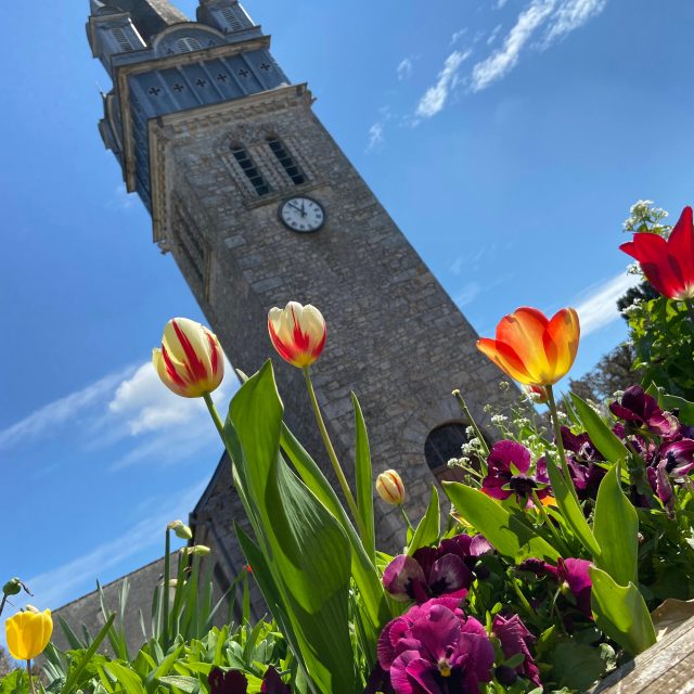 Bagnoles Orne Bebagnoles Eglise Sainte Madeleine Fleurs Printemps Ciel Bleu