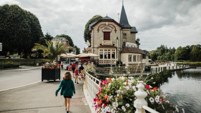 Bagnoles Orne Bebagnoles Famille Enfants Bord Lac Fleurs